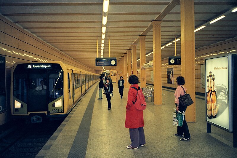 Fil:U-Bahnhof Weberwiese Berlin.jpg