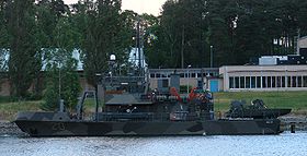 HMS Furusund väntar på slussning i Södertälje.