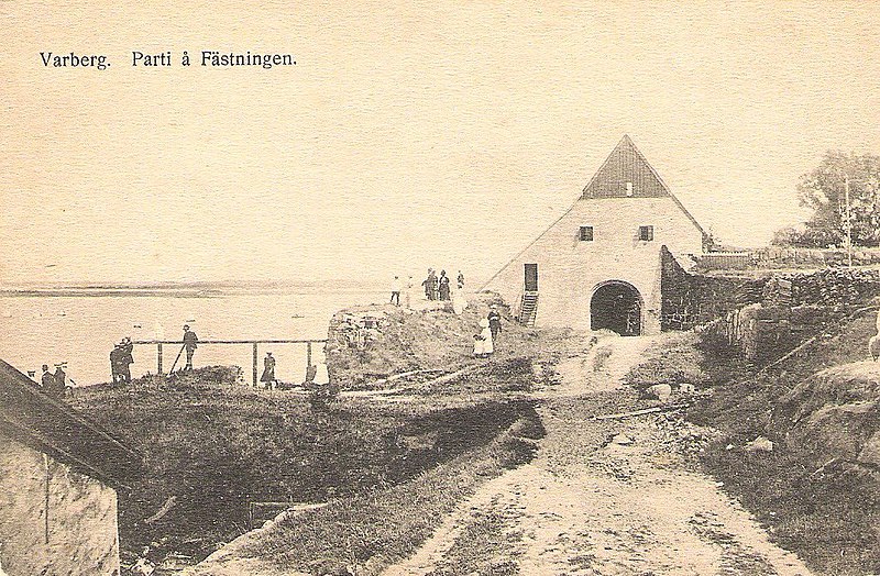 Fil:Varberg- Parti å fästningen Vykort.jpg