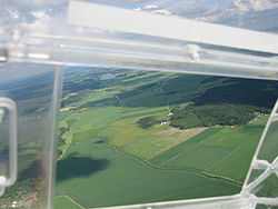 Vy av Långtora flygfält från segelflygplan