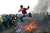 Under firandet av Nouruz är det bland annat tradition för män att hoppa över öppen eld. Här firas det nya året av kurder i Istanbul, Turkiet.
