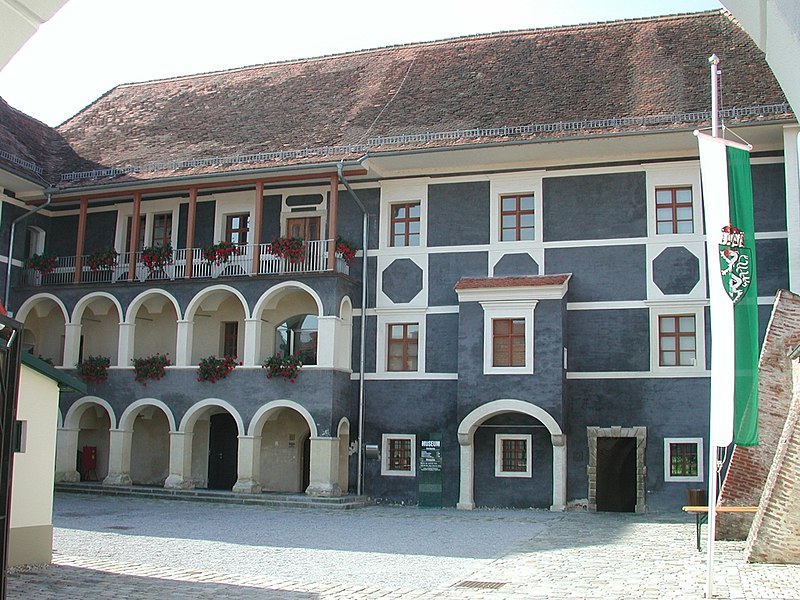 Fil:Pfeilburg hof fuerstenfeld.jpg