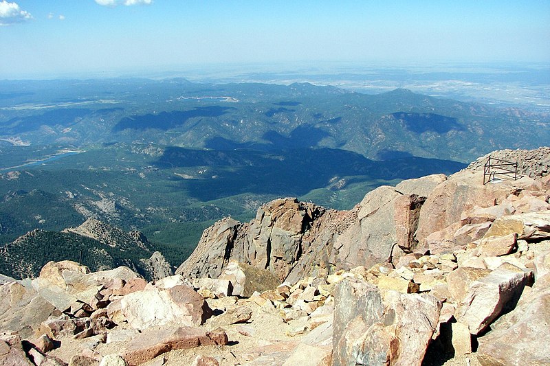 Fil:Pikes Peak summit to NE 1.jpg