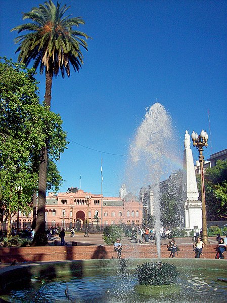 Fil:Plaza de Mayo Casa Rosada fuentes pirámide palmera.jpg