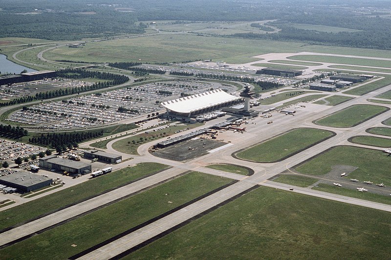 Fil:Aerial view of Dulles Airport, June 1985.JPEG