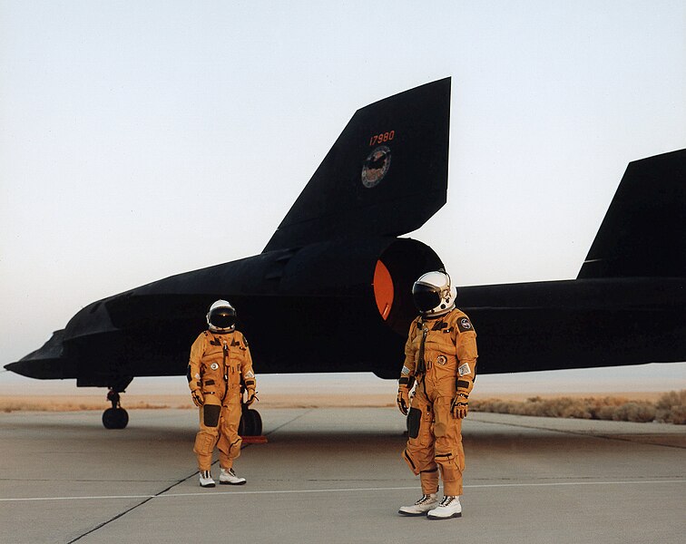 Fil:USAF SR-71 crew members.jpg