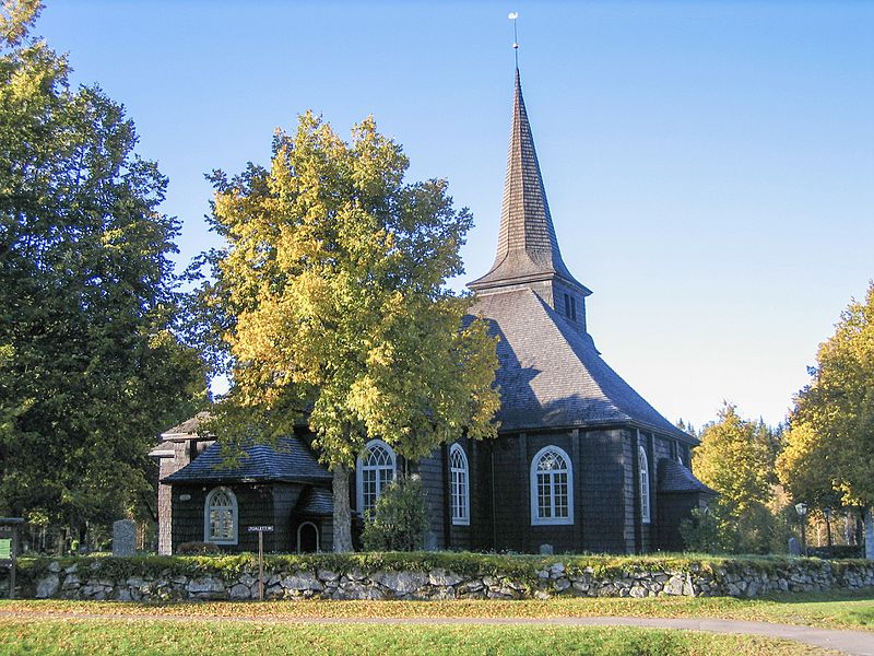 Fil:Östmarks kyrka i höst.jpg