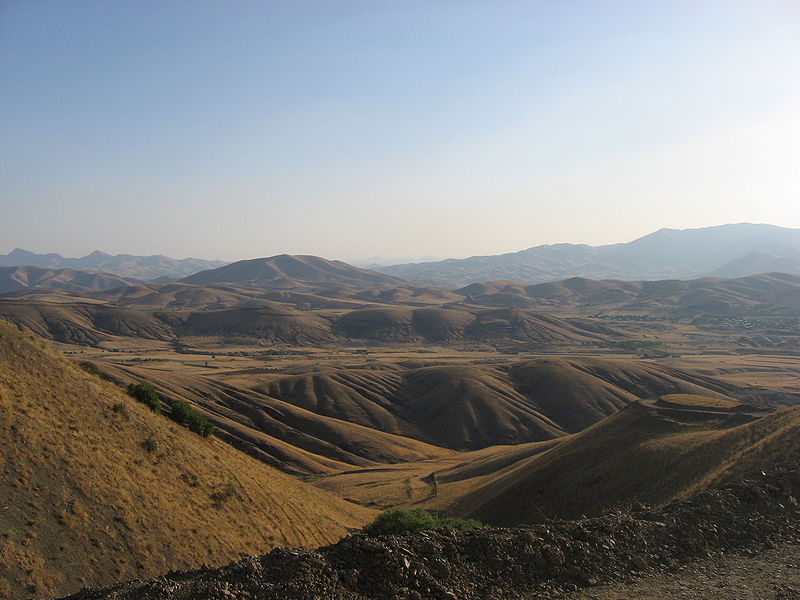 Fil:Mountains around the kurdish city Sanandaj.JPG