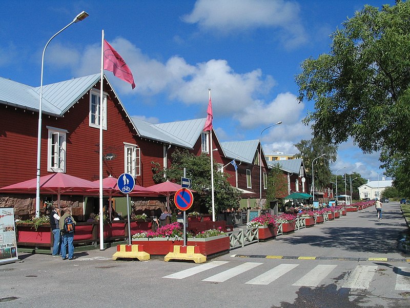 Fil:Restaurants in Itäsatama Hanko.jpg