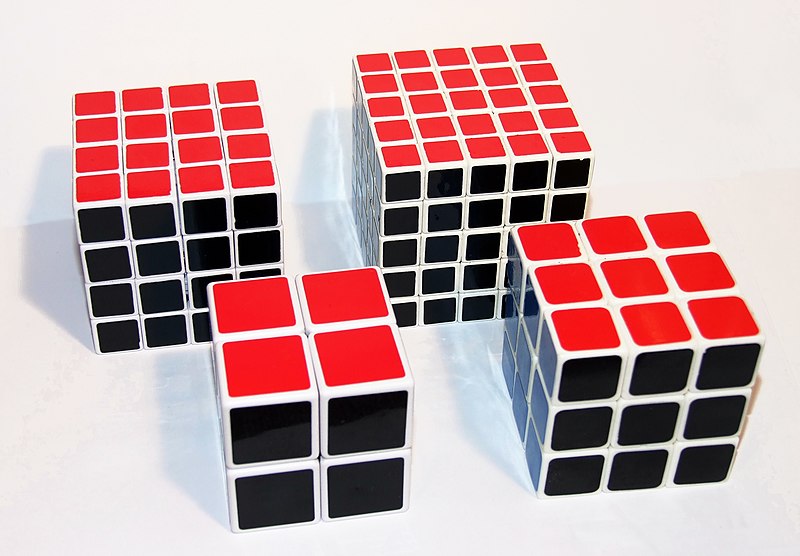 Fil:Rubik's cube, variations 2×2×2 - 5×5×5.jpg
