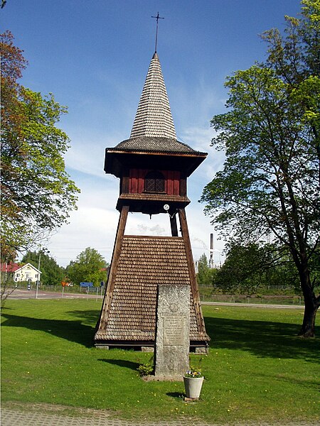 Fil:Iggesunds kyrka - Klockstapel 2008-05-28.JPG