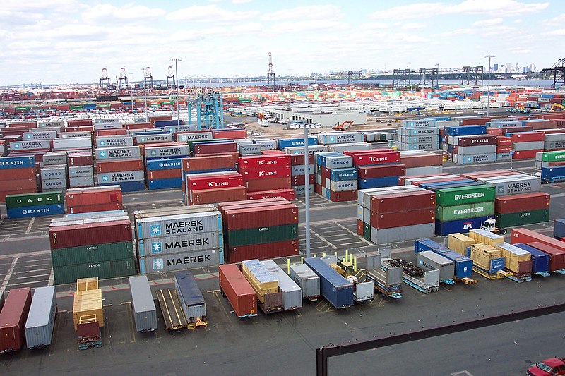 Fil:Line3174 - Shipping Containers at the terminal at Port Elizabeth, New Jersey - NOAA.jpg