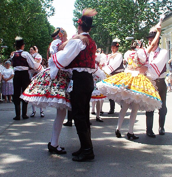 Fil:Voivodina Hungarians national costume and dance 6.jpg