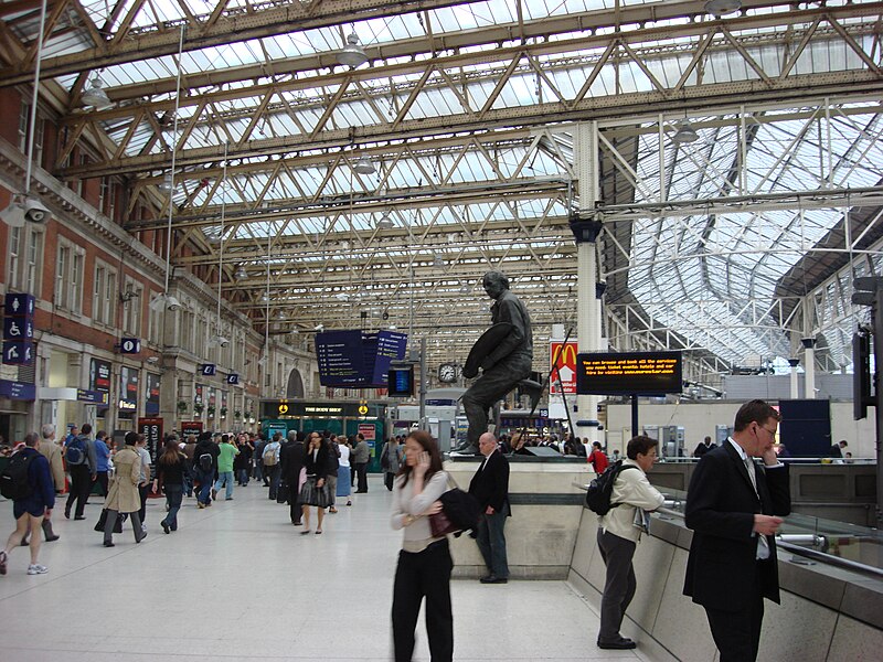 Fil:Waterloo Station concourse.jpg