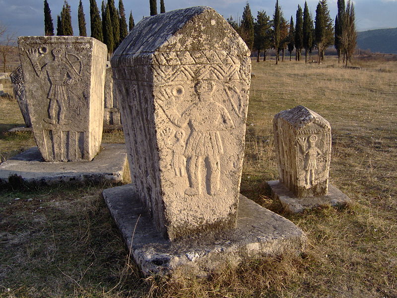 Fil:Bosniangraves bosniska gravar februari 2007 stecak stecci5.jpg