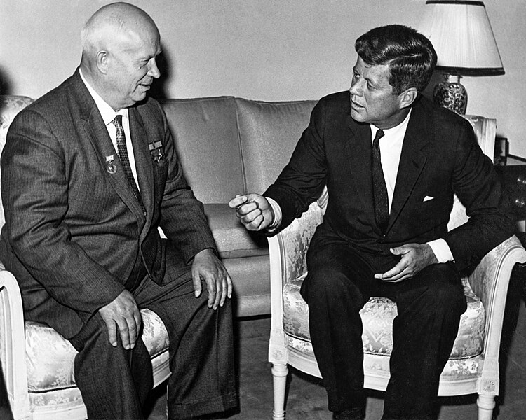Fil:John Kennedy, Nikita Khrushchev 1961.jpg