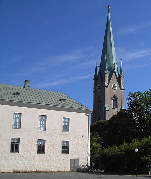 Fil:Linköpings slott och domkyrkan, juli 2005.jpg