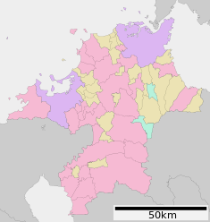 Karta över Fukuoka prefektur. Städer med speciell status i lila ton, andra städer i vinröd ton, köpingar och byar i grått.