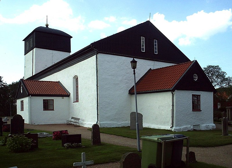 Fil:Morlanda kyrka på Orust, den 18 aug 2006.JPG