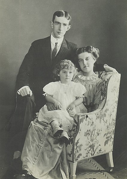 Fil:Prins Wilhelm och prinsessan Maria med prins Lennart, foto Hofatelier Jaeger 1911.jpg