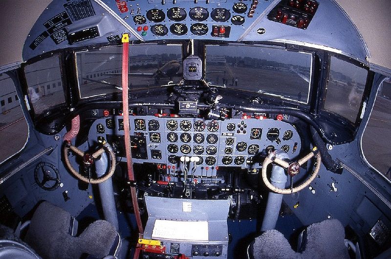 Fil:Dutch Dakota Ass'n Douglas DC-4 Cockpit.jpg