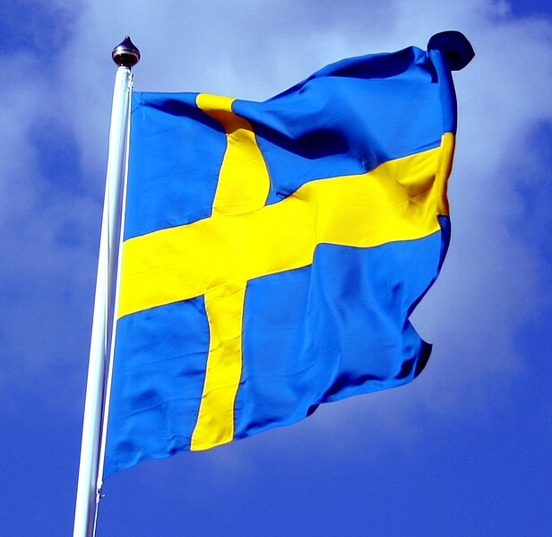 Fil:Swedish flag with blue sky behind ausschnitt.jpg