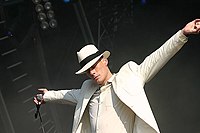 Eskil Simonsson under en konsert 2004