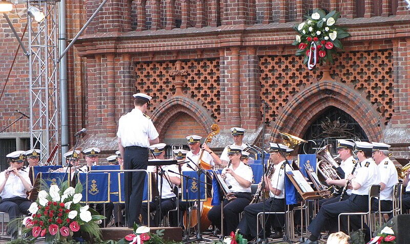 Fil:Marinens musikkar in Toruń.jpg