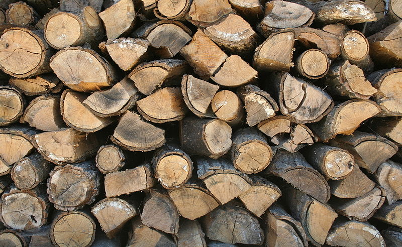 Fil:Stack of firewood.jpg
