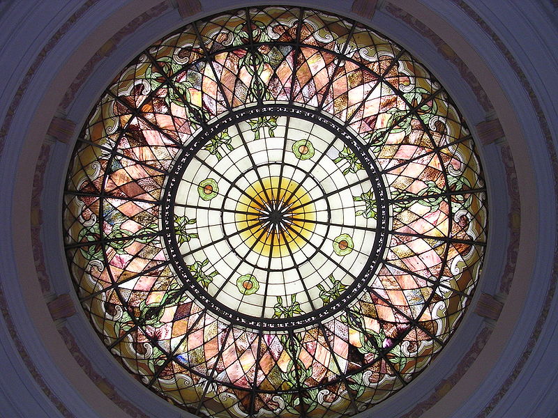Fil:Stained Glass at the Presidential Palace in Lima Peru 01.jpg