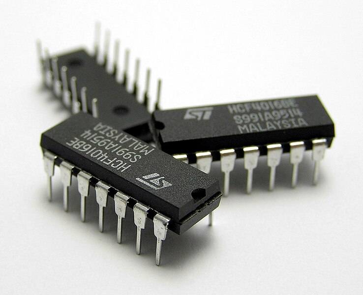 Fil:Three IC circuit chips.JPG