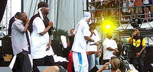 Wu-Tang Clan på scen med Mathematics (bakgrund), Inspectah Deck, Streetlife, U-God, Cappadonna (sittande), Method Man, GZA, Raekwon och RZA.