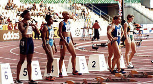 Marion Jones längst till vänster inför semifinalen i 100 m i Sevilla 1999