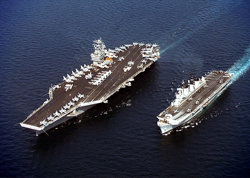 Fil:USS John C. Stennis (CVN-74) & HMS Illustrious (R 06).jpg