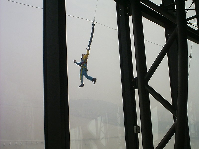 Fil:Bungee jumping outside Macau Tower.jpg