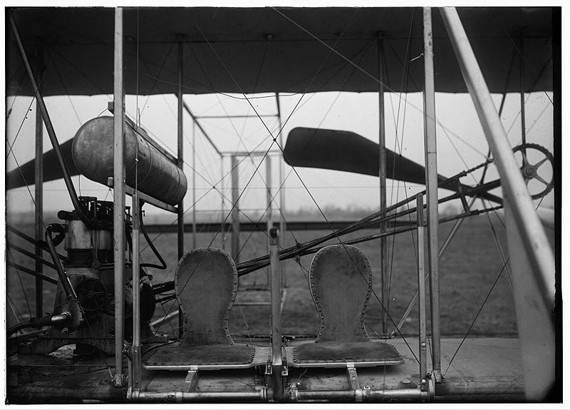 Fil:Seats in the Wright brothers aircraft.jpg
