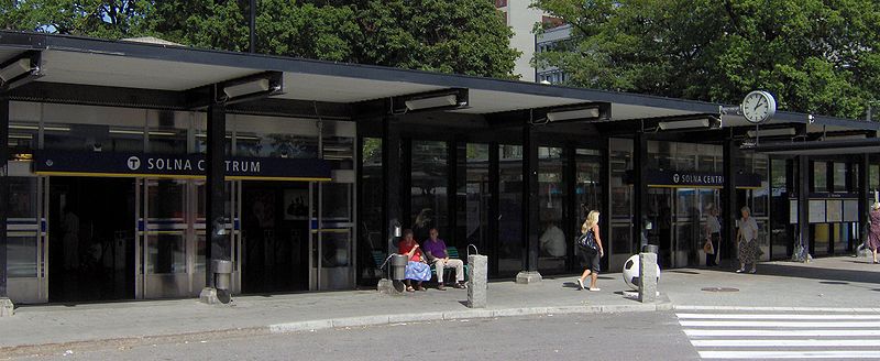 Fil:Solna centrums tunnelbanestation, ingång.JPG