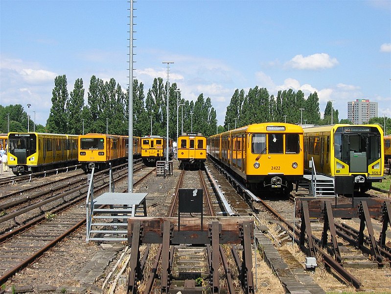 Fil:U-Bahn Berlin verschiedene Fahrzeugtypen Friedrichsfelde.JPG