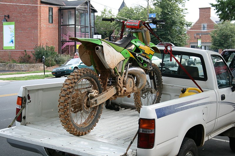 Fil:2008-07-11 Dirt bike on a truck bed in Chapel Hill.jpg