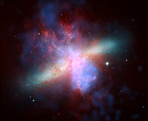 Galaxen M82 på en kombinerad bild från Hubble-teleskopet/Spitzerteleskopet/Chandra-teleskopet