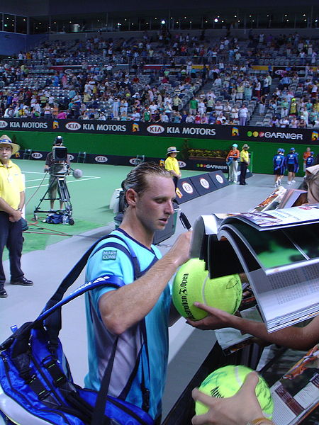 Fil:Nalbandian signing autographs at 2006 Australian Open.jpg