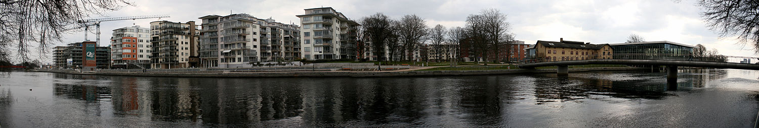 Nissan i centrala Halmstad med stadsbiblioteket synligt till höger.