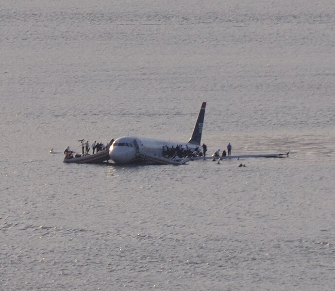 Fil:Plane crash into Hudson Rivercroped.jpg