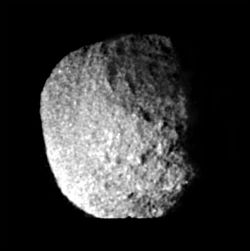 Proteus, på bild tagen av Voyager 2