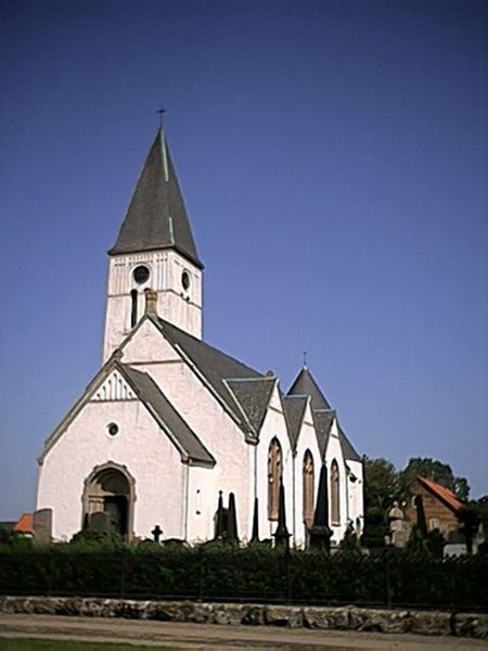Fil:Valleberga kyrka, exterior 2004.jpg