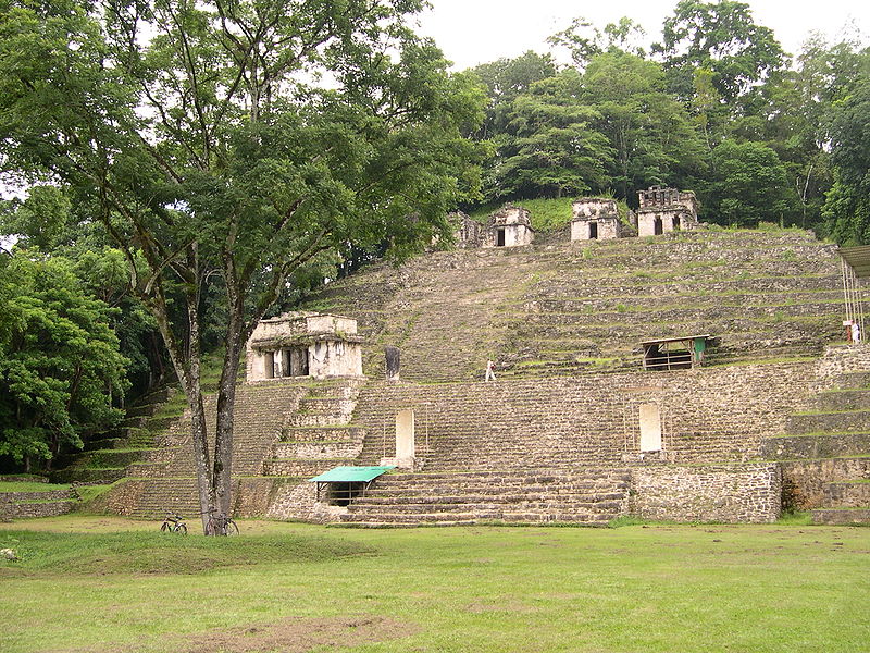 Fil:Bonampak pyramid.jpg