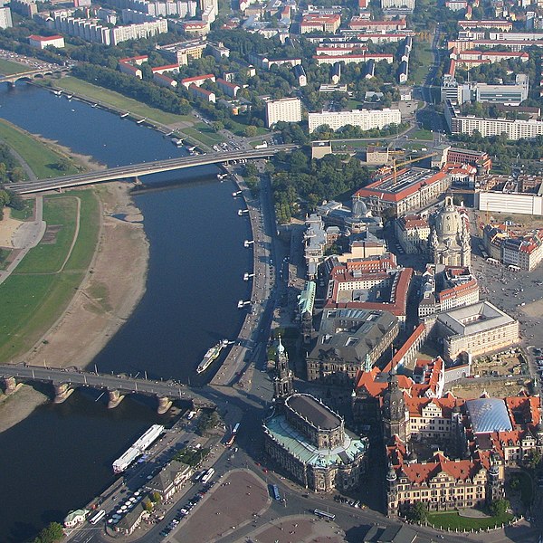 Fil:Dresden aerial photo City Augustus bridge across river Elbe cathedrale Church of Our Lady photo 2008 Wolfgang Pehlemann Wiesbaden Germany HSBD4389.jpg