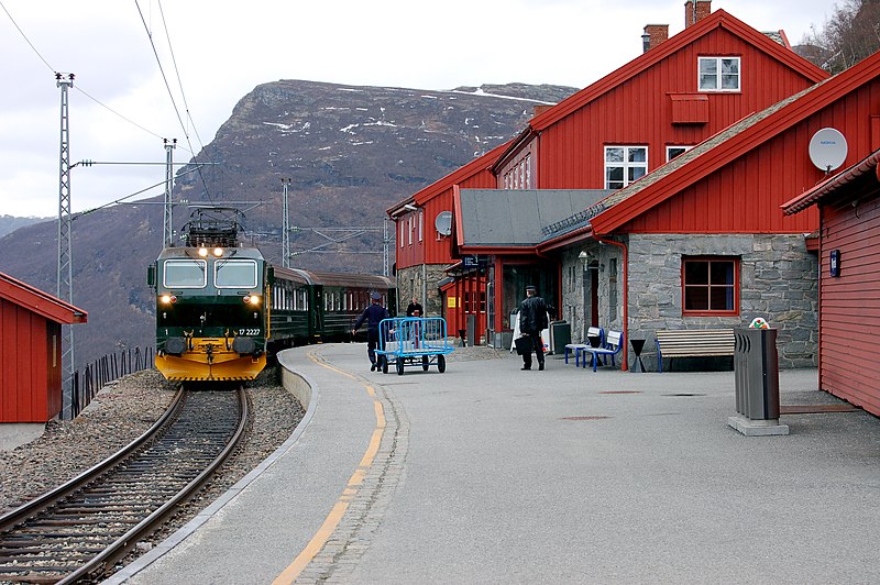 Fil:Myrdal Station with Flåmsbana train.jpg