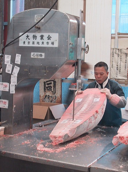 Fil:Tsukiji.CuttingFrozenTuna.jpg