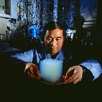 Peter Tsou fråm NASA håller aerogel.